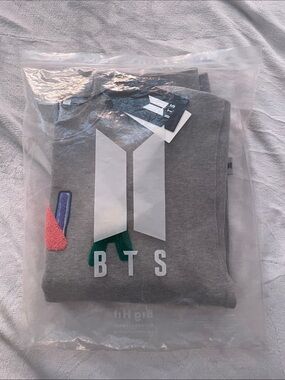 Official House of BTS - DNA Sweatshirt (Size M)